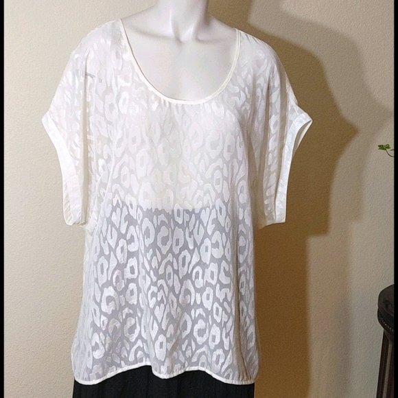 Lane Bryant Tops - Lane bryant cream hi low blouse Size 18/20
